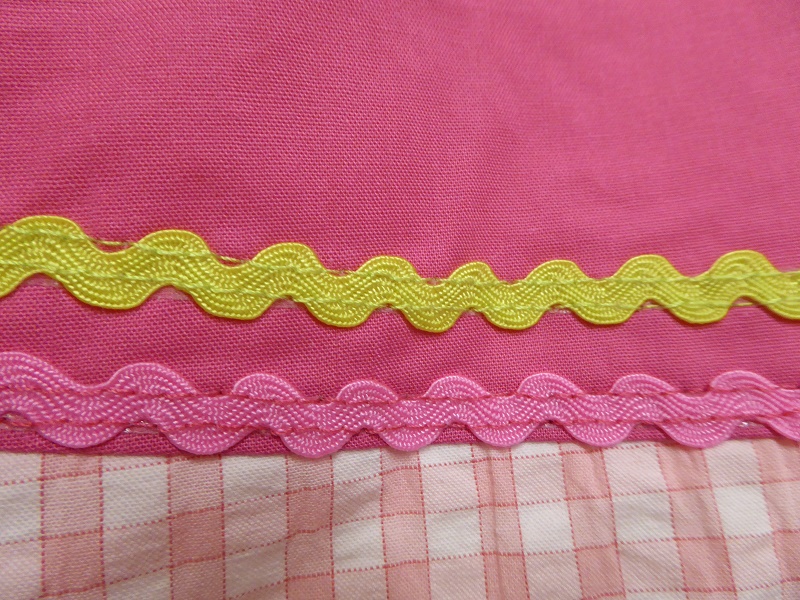 going_wrong:topstitching_rick_rack_with_2_needle_narrow_skipped_stitches.jpg
