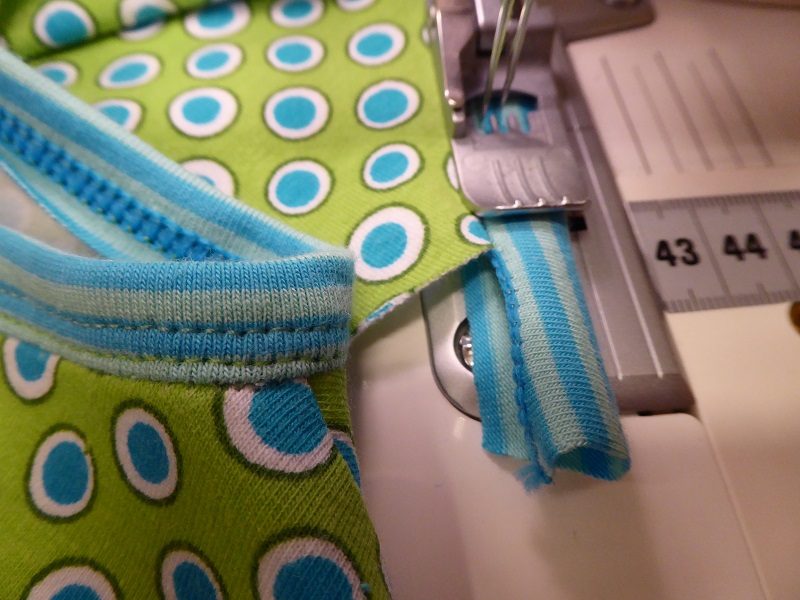 How To Sew A V Neck Binding - How to sew a Bias Binding to neckline in